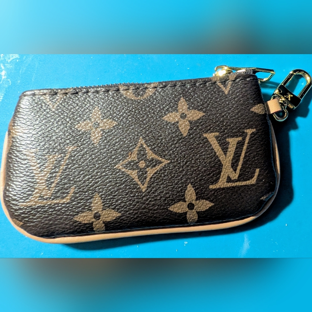 Louis Vuitton Monogram Key Pouch - Picture 4 of 8